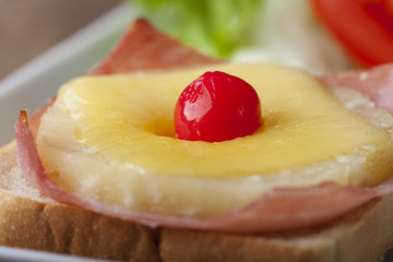 Toast Hawaii mit einer Kirsche