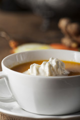 Karottensuppe in einer weißen Schüssel