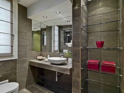 bagno moderno con oggetti rossi sulle mensole