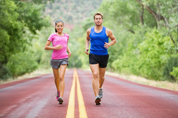 Couple de sport de remise en forme en cours d& 39 exécution jogging