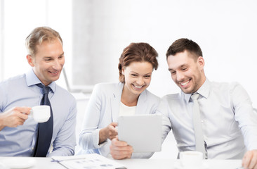 Fototapeta premium business team having fun with tablet pc in office