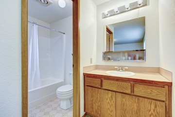 Bright bathroom wtih anteroom