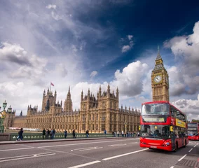 Foto op Aluminium Londen. Klassieke rode dubbeldekkerbussen op Westminster Bridge © jovannig