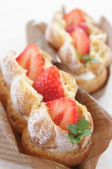苺のシュークリーム