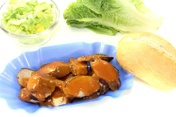 Currywurst mit Salat