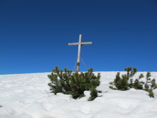 gipfelkreuz im schnee