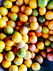 many oranges are in a basket