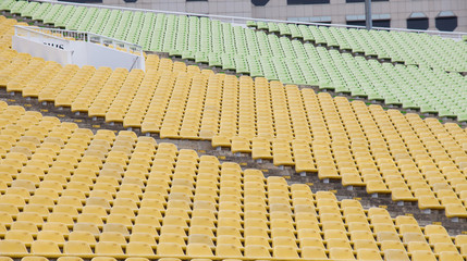 Naklejka premium Siedziska stadionowe w kolorze żółtym i zielonym