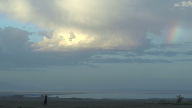 femme masa&iuml; portant l'eau