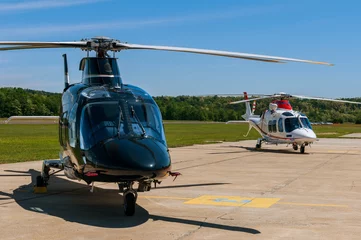 Fotobehang Helikopter Helikopters op een vliegveld