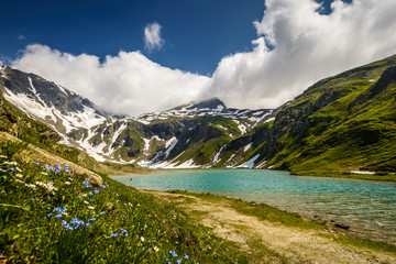 Fototapeta na wymiar Jezioro w Alpach