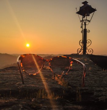 occhiali al tramonto e lampionr