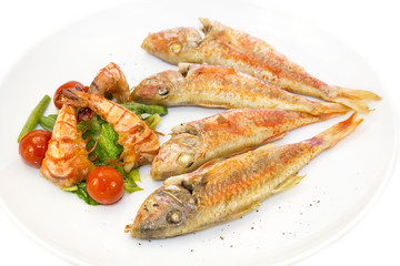 Obraz na płótnie Canvas grilled fish with shrimp salad