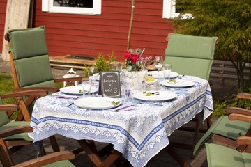 tischgedeck im garten 