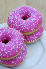 ciambelle glassate su piatto