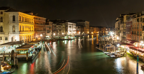 Fototapeta na wymiar Grand Canal à Venise la nuit