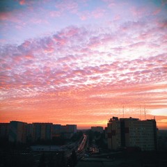 Obraz premium Kolorowy wschód nad miastem