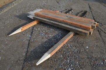 Holzpfosten auf Baustelle
