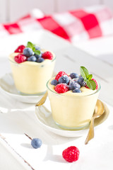 Vanillepudding mit Beeren