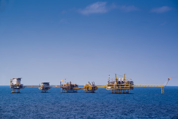 Fototapeta na wymiar Platforma oleju i gazu w produkcji czasie dnia w Zatoce Tajlandii