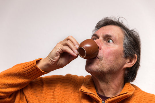 Senior trinkt hastig einen Espresso
