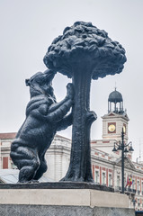 Fototapeta premium Bear and Strawberry Tree at Madrid, Spain