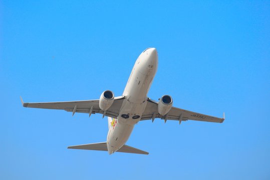 B737