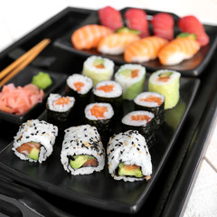 plateau de sushis & makis sur table blanche 2