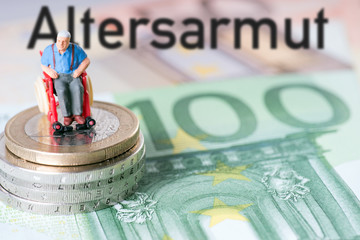 Rentner im Rollstuhl und Geld