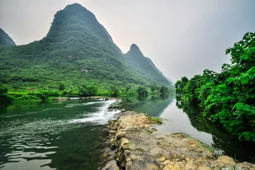 Gordijnen Li river mountain landscape in Yangshuo Guilin © weltreisendertj