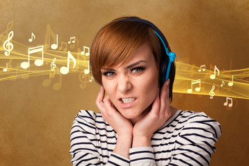 Fototapeta premium Young woman with headphones listening to music