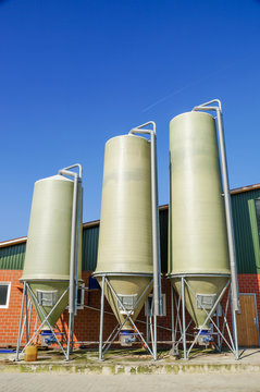 Futtersilos vor Maststall