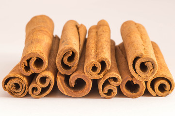 Cinnamons in line arrangement