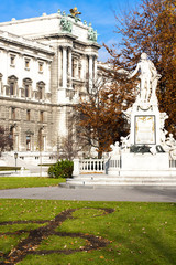 Fototapeta na wymiar Mozart'' s posąg w ogrodzie Pałacu Hofburg w Wiedniu, Austria