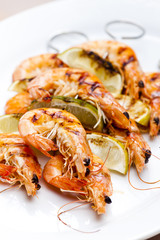 grilled skewers of prawns and lime in honey sauce