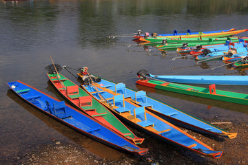 Fototapeta na wymiar colorful boats at riverside