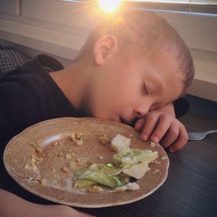 Chłopiec zasnął przy obiedzie © Tomasz Niewęgłowski