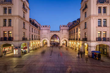 Obraz premium Karlstor Gate and Karlsplatz Square in the Evening, Munich, Germ