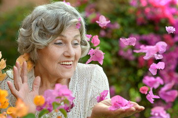 Obraz premium Older woman with flowers