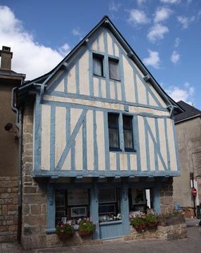 Maison bleue au centre de la cit&eacute; fortifi&eacute;e de Gu&eacute;rande.