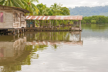 Fototapeta na wymiar Domy na wodzie w Almirante, Panama