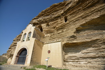 ermita excavada en la roca