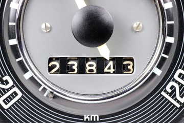 Kilometerstand auf dem Tacho eines Oldtimers