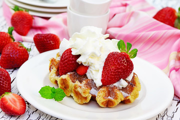 Waffel mit Sahne und Erdbeeren