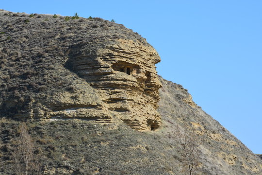 cuevas excavados en la monta&ntilde;a