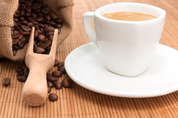 Filiżanka espresso z woreczkiem kawy
