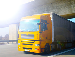 Fototapeta na wymiar Ciężarówka na autostradzie