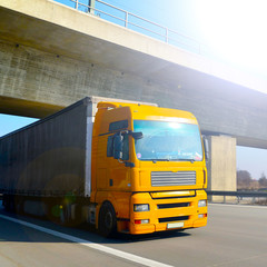 LKW auf Autobahn im Gegenlicht