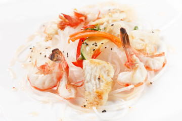 Obraz na płótnie Canvas noodles with shrimps