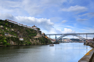 Fototapeta na wymiar Rio Douro e a sua Ponte Maria Pia